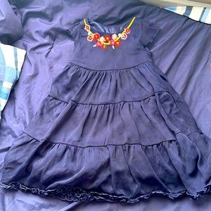 Súper cute navy blue dress with flower neckline